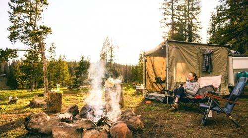 Een heerlijke herfstsalade met walnoten en champignons: het perfecte recept voor tijdens het kamperen