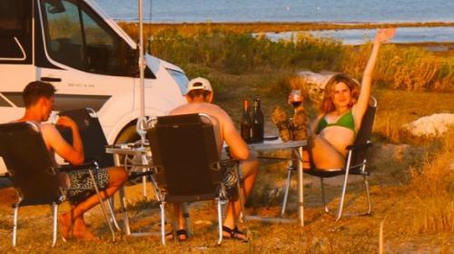 Zomervakantie in een camper? Dat zijn stranden, cocktails en onvergetelijke zonsondergangen 